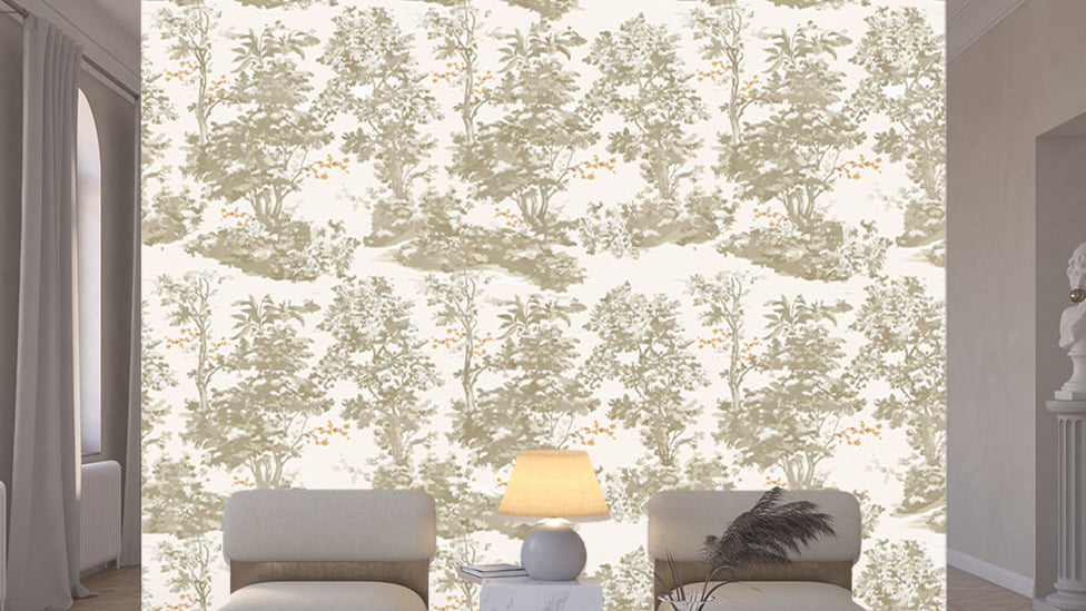 Parede com papel de parede de estampa toile em tons neutros, composta com poltronas claras