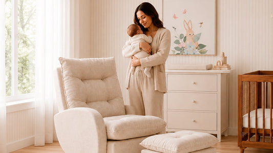 Mãe com bebê no colo ao lado da cômoda do quarto com trocador acoplado no tampo