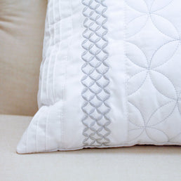 Almofada Retangular Matelassada Atenas Cinza