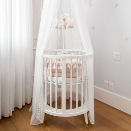 Berço Oval Slim 4 em 1 Branco com Pé Madeira