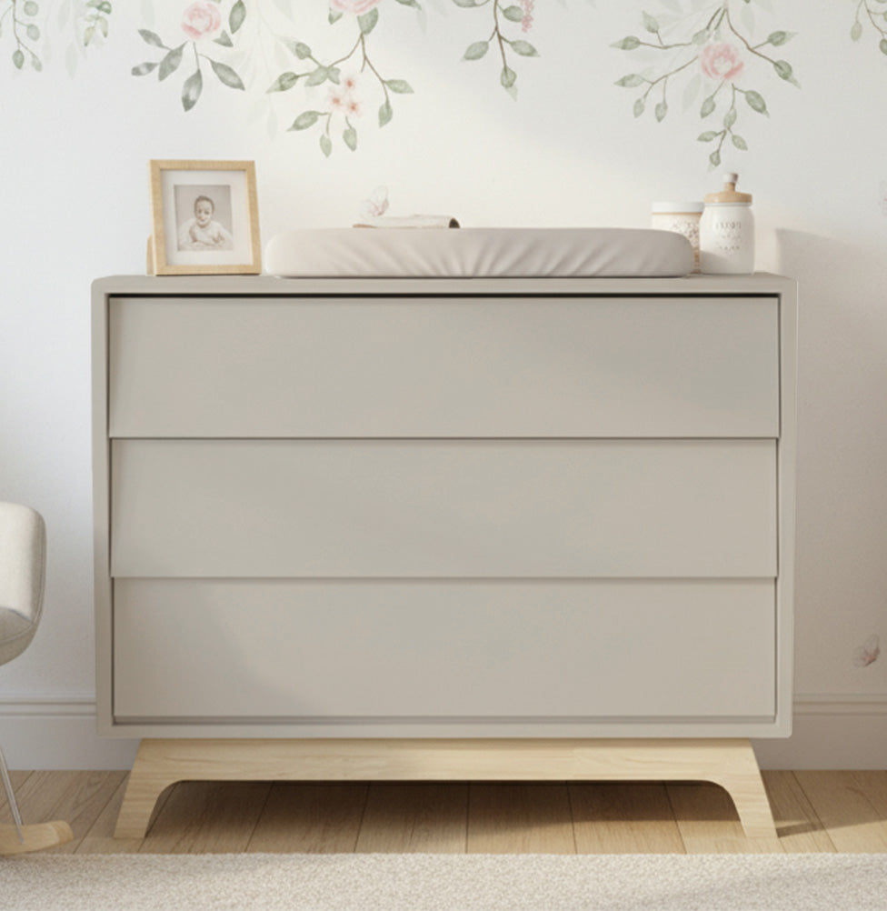 Cômoda de Bebê Raika 3 Gavetas Greige Com Pé Madeira Clara