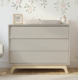 Cômoda de Bebê Raika 3 Gavetas Greige Com Pé Madeira Clara