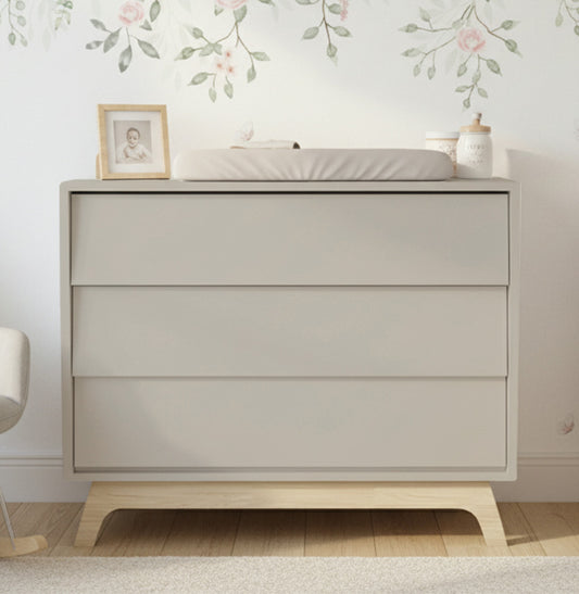 Cômoda de Bebê Raika 3 Gavetas Greige Com Pé Madeira Clara