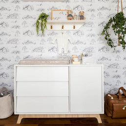 Cômoda de Bebê Raika com Porta Branca e Pé Madeira Clara