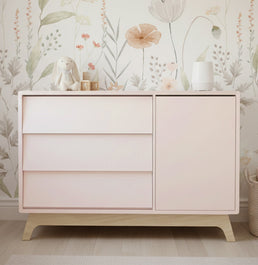 Cômoda de Bebê Raika com Porta Rosa Claro e Pé Madeira Clara