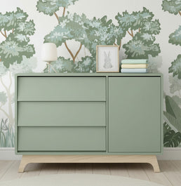 Cômoda de Bebê Raika com Porta Verde Jardim e Pé Madeira Clara