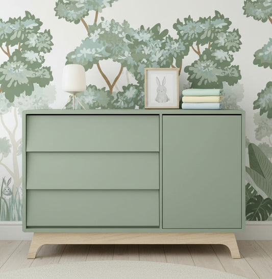 Cômoda de Bebê Raika com Porta Verde Jardim e Pé Madeira Clara
