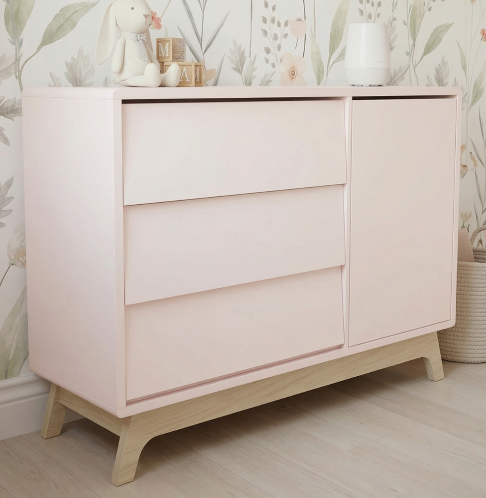 Cômoda de Bebê Raika com Porta Rosa Claro e Pé Madeira Clara