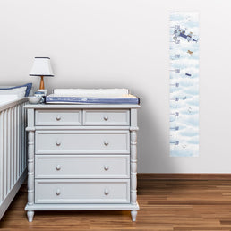 Régua de Crescimento Avião no Céu Azul Claro