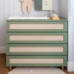 Cômoda de Bebê Haus Nature com Palha e 4 Gavetas Verde Jardim e Carvalho 110cm