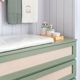 Cômoda de Bebê Haus Nature com Palha e 4 Gavetas Verde Jardim e Carvalho 110cm