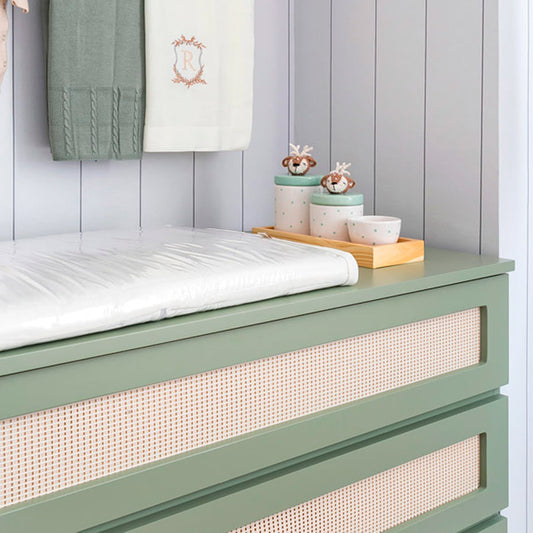 Cômoda de Bebê Haus Nature com Palha e 4 Gavetas Verde Jardim e Carvalho 110cm