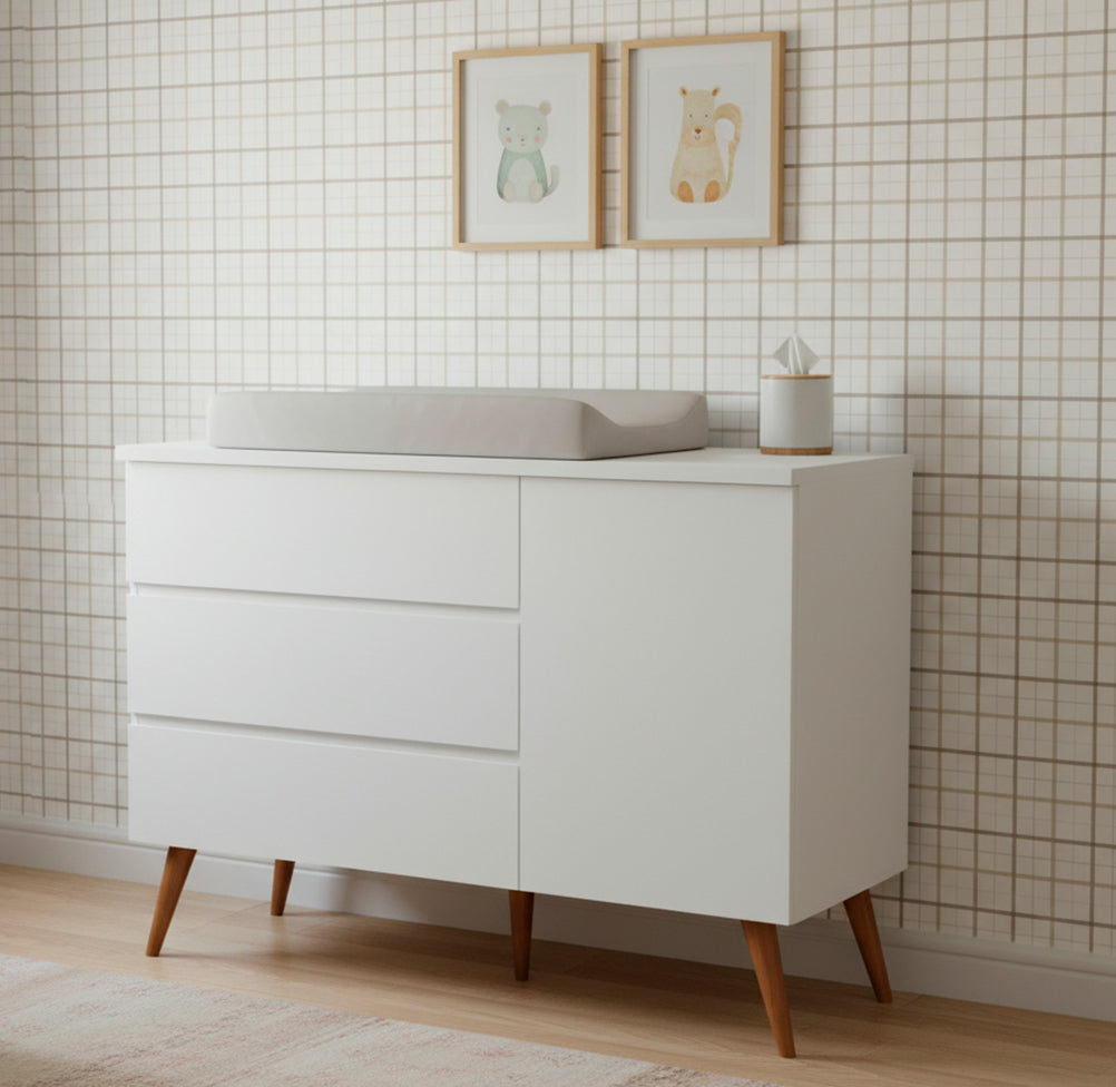 Cômoda de Bebê Viena com Porta Branco com Pé Mel