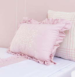 Capa Almofada Bordado Flores e Borboletas Rosa Nuvem - 60x40cm 