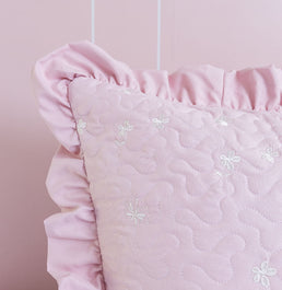 Capa Almofada Bordado Flores e Borboletas Rosa Nuvem - 50x50cm 