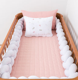 Kit Berço 5 Peças Quadradinho com Bordado Passarinho - Rosa Chá e Branco