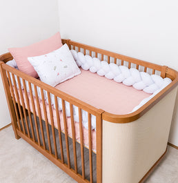 Kit Berço 5 Peças Quadradinho com Bordado Passarinho - Rosa Chá e Branco