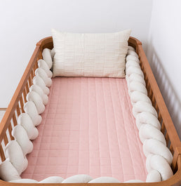 Kit Berço 5 Peças Quadradinho com Bordado Passarinho - Rosa Chá e Linho