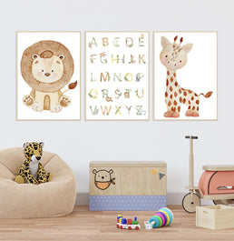 Conjunto com 3 Quadros Leão, Girafa e Alfabeto Color Moldura Filete Pinus - Vertical