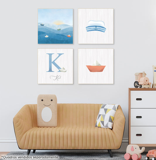 Conjunto com 4 Quadros Barquinho de Papel com Inicial Moldura Filete Pinus - Personalizada