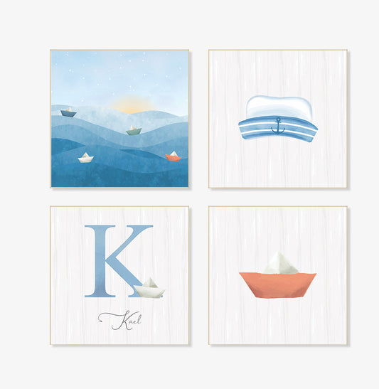 Conjunto com 4 Quadros Barquinho de Papel com Inicial Moldura Filete Pinus - Personalizada