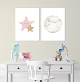 Conjunto com 2 Quadros Estrela e Lua Rosa Moldura Filete Branca - Vertical