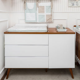 Cômoda de Bebê Viena com Porta Branco com Pé e Tampo Mel